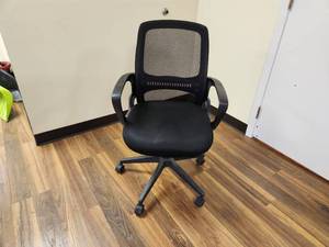 lot 277 image: Rolling Office Arm Chair with Vent Back