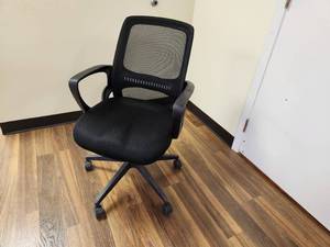 lot 278 image: Rolling Office Arm Chair with Vent Back