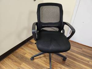 lot 279 image: Rolling Office Arm Chair with Vent Back