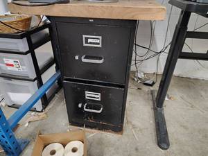 lot 250 image: Metal File Cabinet 3-drawer