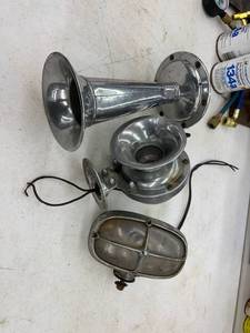 lot 148 image: Vintage Auto Horns & Light