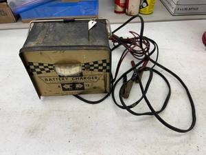 lot 149 image: 4 Amp Battery Charger
