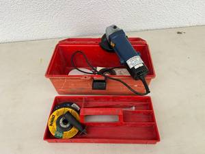 lot 165 image: 4 12 Angle Grinder & Cutting Wheels in Tool Box