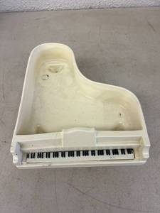 lot 17 image: Red Wing USA Piano Planter