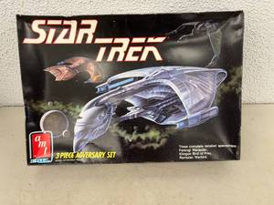 lot 29 image: AMT Star Trek 3 Piece Adversary Set Model Kit
