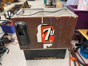 lot 198 image: Vintage 7UP Cooler - Works