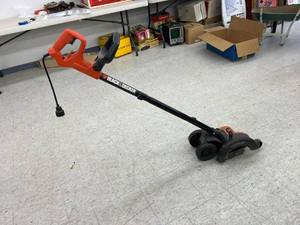lot 202 image: Black & Decker Electric Edger