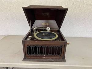 lot 264 image: Sonora Phonograph