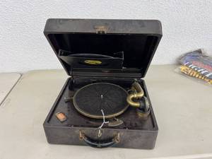 lot 270 image: Victrola Phonograph