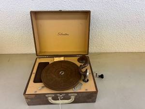lot 277 image: Silvertone Phonograph
