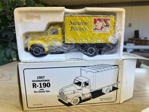 lot 298 image: 1957 International R-190 Sunshine Biscuits Truck