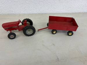 lot 318 image: International Tractor & Ertl Wagon