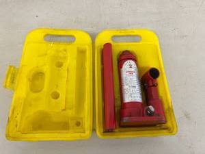 lot 323 image: 2 Ton Hydraulic Jack
