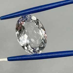 lot 4 image: 11.79 Carat Rock Crystal Colorless Quartz Faceted Oval Cut