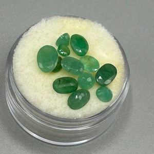 lot 33 image: 4.74 Carat Emerald Mixed Cut - Various Size & Shape Assorted Lot of Loose Stones
