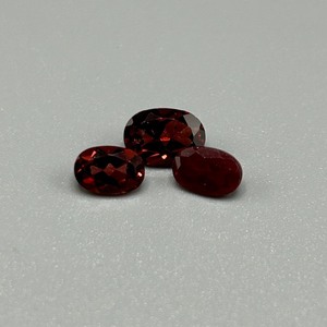 lot 54 image: 2.05 Carat PyropeSpessartite Garnet Faceted Oval Cut - Various Size Set of 3 Loose Stones