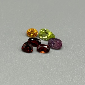 lot 73 image: 2.08 Carat Assorted Set of Loose Stones Garnet, Amethyst, Citrine & Peridot