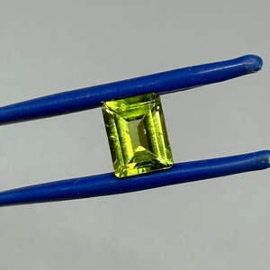 lot 76 image: 2.55 Carat Peridot Faceted Rectangular Emerald Cut