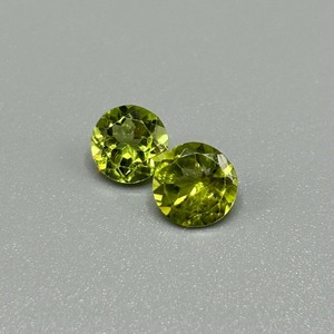 lot 108 image: 2.49 Carat Peridot Faceted Round Cut - Set of 2 Loose Stones