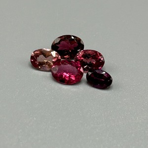 lot 181 image: 3.87 Carat Natural Purple to Pink Stones Faceted Oval Cut - Set of 5 Loose Stones
