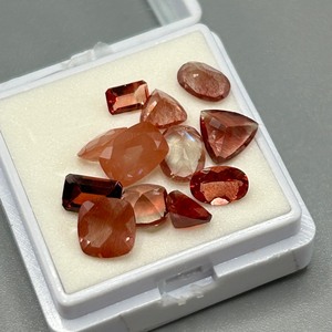 lot 88 image: 6.18 Carat Mixed GarnetSunstoneNatural Stones - Various Size & Shape Assorted Lot of Loose Stones