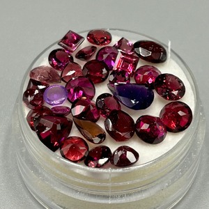 lot 192 image: 21.97 Carat Multi-Color Purple to PinkRed Gemstones Mixed Cut - Assorted Lot of Loose Stones