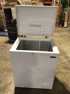 lot 16 image: Magic Chef 5.0 cu. ft. Chest Freezer in White     Customer Returns See Pictures