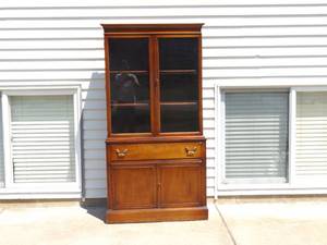 lot 1 image: Vintage Bassett Furniture SOLID WOOD Mahogany Curio China Hutch