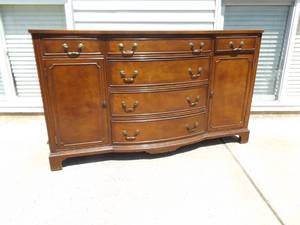 lot 2 image: Vintage 1950s SOLID WOOD Bassett Duncan Phyfe Mahogany Sideboard Buffet