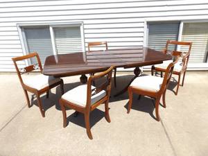 lot 3 image: Vintage 1950s SOLID WOOD Duncan Phyfe  Dinning Room Table and Chairs