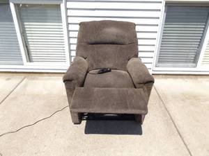 lot 6 image: As New Franklin Lift Chair