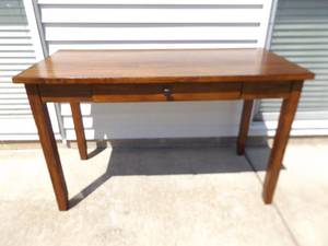 lot 8 image: Like New Wood Sofa Table