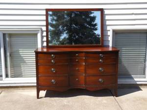 lot 13 image: Vintage DIXIE SOLID Wood Duncan Phyfe Mahogany Dresser and Detached Mirror