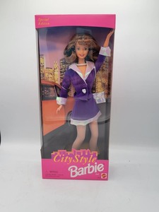 lot 82 image: City Style Barbie by Mattel