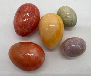 lot 90 image: Lot of 5 Gemstone Eggs