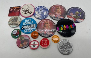lot 97 image: 16 Vintage Pin Back Buttons Smurfs, Muppets, etc