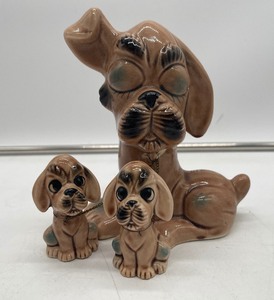lot 114 image: Vintage Momma Dog and Puppies on a chain Japan Porcelain