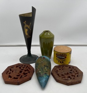 lot 141 image: Brass Asian Style Vase, Vintage Oriental Wallpocket