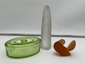 lot 144 image: Uranium Glass Covered Dish 6.5 Made in Sweden Frosted Figurine