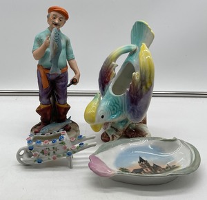 lot 145 image: Vintage Parrot Wall Pocket 8