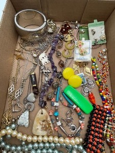 lot 154 image: Costume Jewelry Lot