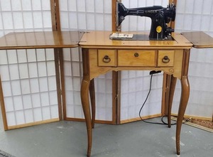 lot 165 image: Vintage Singer Sewing Machine Table