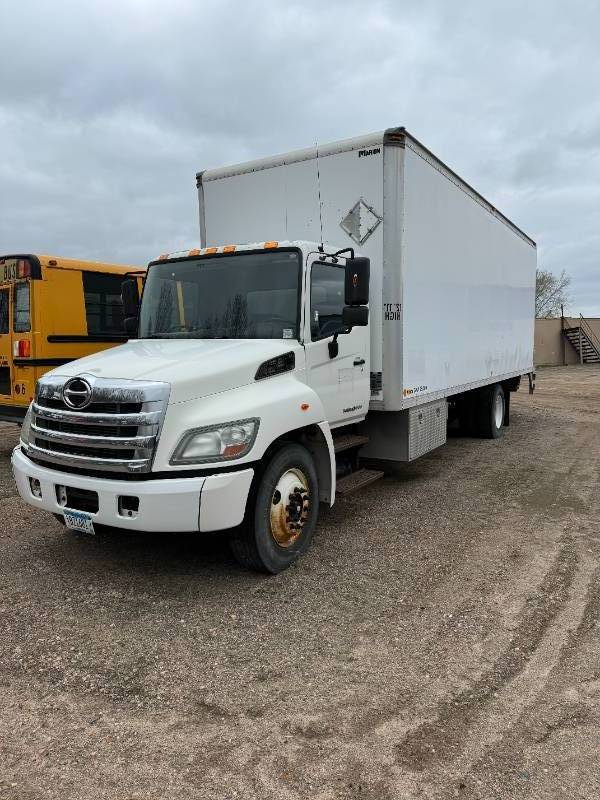 2013 Hino J Series 26 FT Box Truck