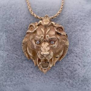 lot 15B image: Diamond Textured Lion Head Pendant in 14k Yellow Gold VIDEO