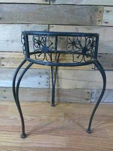 lot 24 image: 15 34H Wire Frame Stool- Black 10 12 Seat
