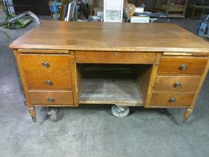 lot 89 image: Vintage 6 Drawer Shelbyville Kneehole Desk