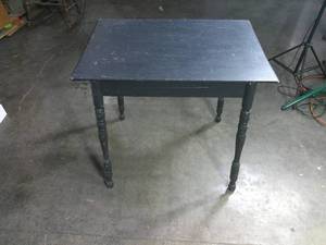 lot 116 image: 30H x 32L x 21 12W Black End Table