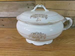 lot 134 image: Antique Queen Boudoir Chamber Pot