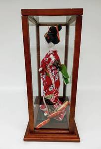 lot 4 image: Large Vintage Geisha Doll in Display Case