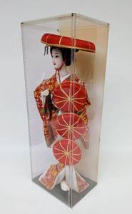 lot 20 image: Vintage Hatted Geisha Doll with Display Case
